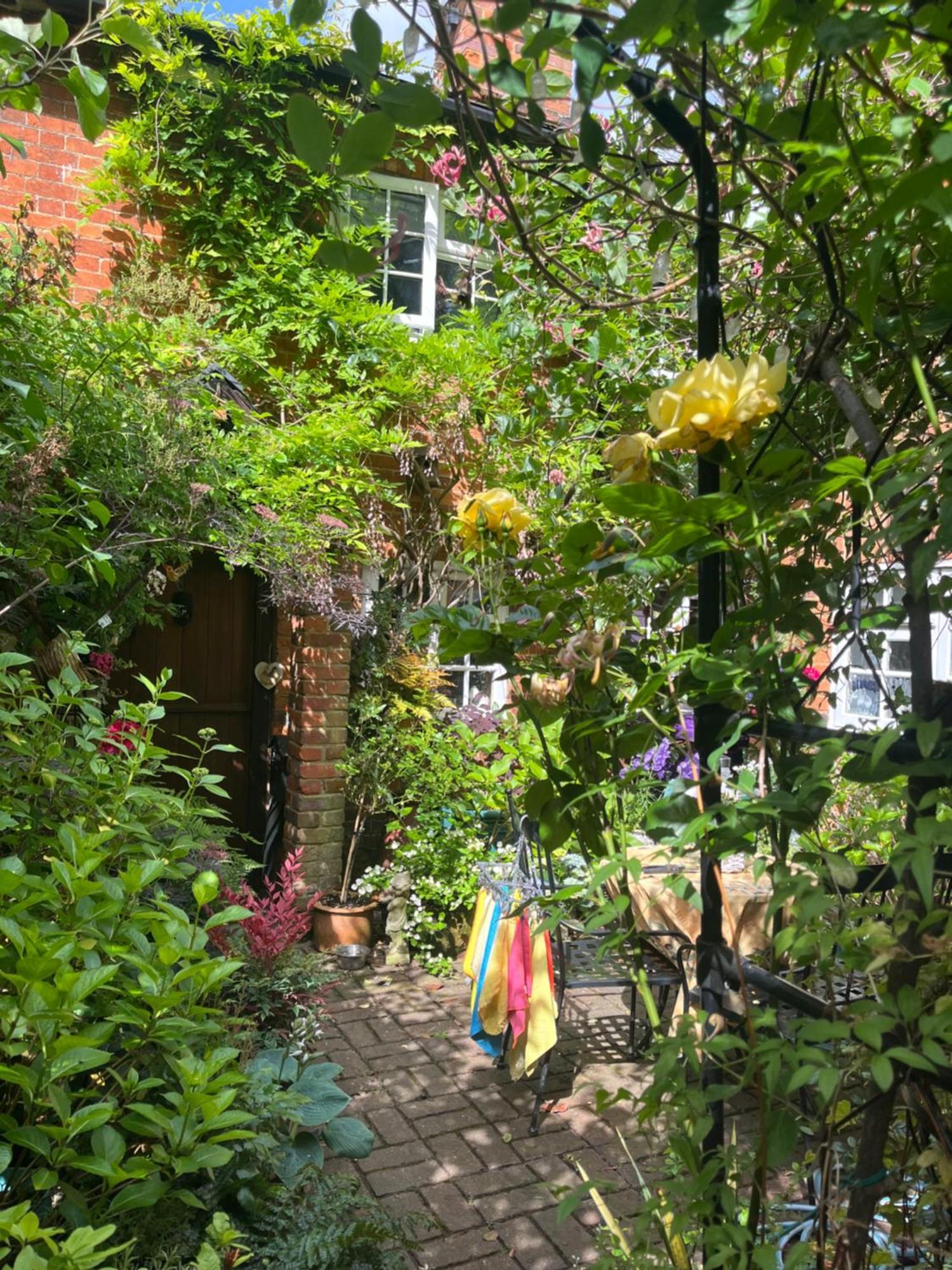 Cobwebs Hotel Kimpton  Exterior photo